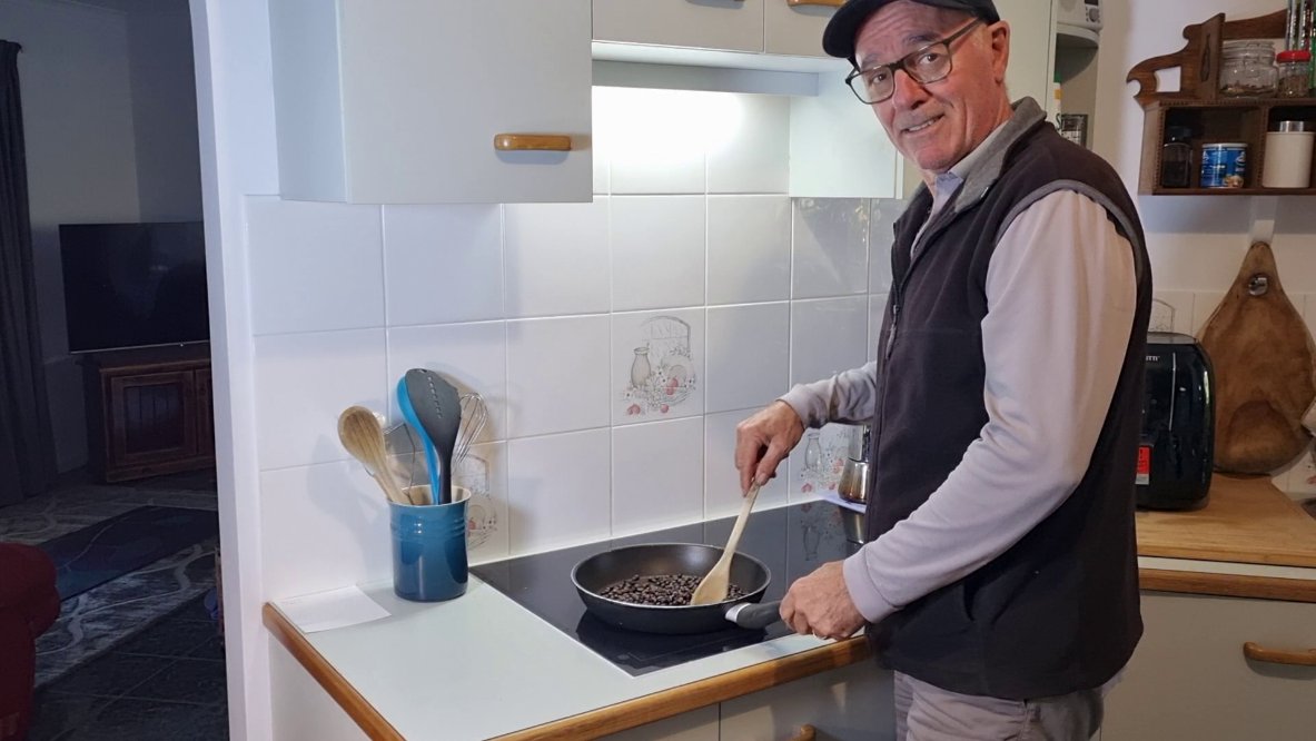 Roasting coffee in a frying pan